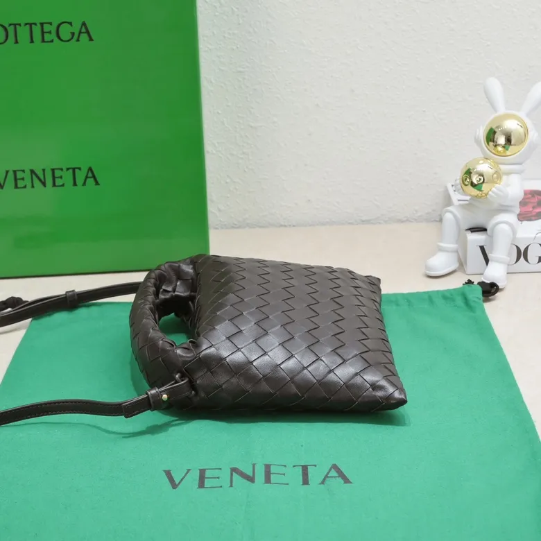 Batch 1400 BV 24 early spring new mini Hop has finally arrived! ! ! The small one is really exquisite and textured, and really shows off your temperament! ! ! Its shoulder strap is detachable, so it can be carried by hand or worn cross-body, which is really very practical! Moreover, the 15ProMax mobile phone can also be placed, so there is no need to worry about the problem of not being able to place the mobile phone. 📱 Style number: 7586# Size: 25.5*14.5*11cm